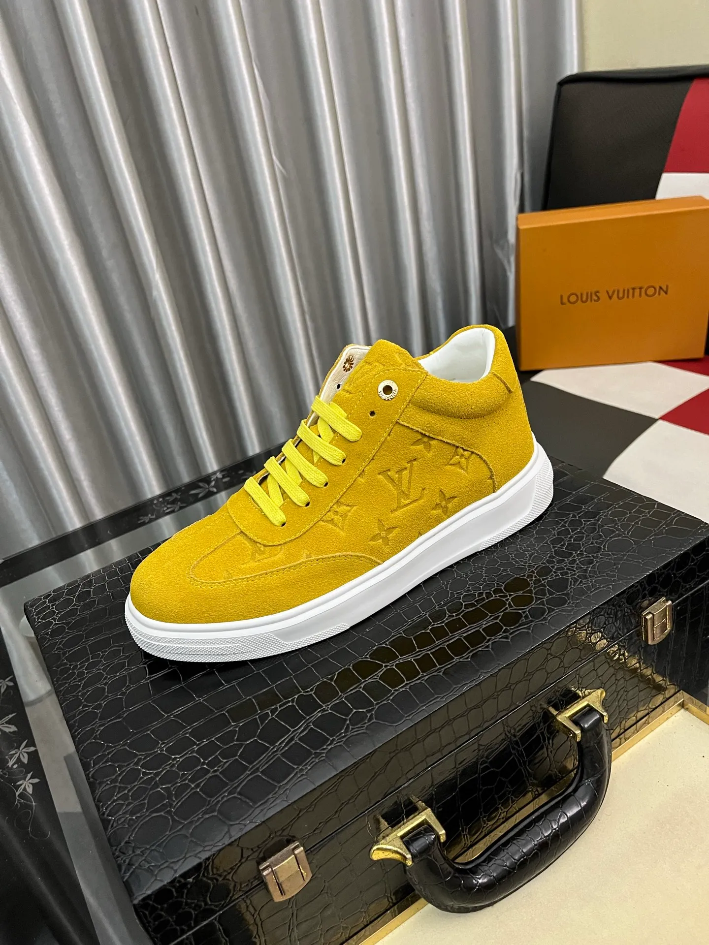 Ex-factory price: 420⌚️⌚️《Louis vuitton/LV Louis Vuitton》original quality.~ Unique modern style sneakers. 🏃A must-have casual shoe for trendy men😍😍 Original brand imported from Italy, imported original leather, cowhide lining (refuses to discolor and grind feet) sole: original sole provided by the original factory, French lazy style design ⚠️Fit to the feet, original quality, super comfortable original sole. Code number: 38-443️⃣Colors available